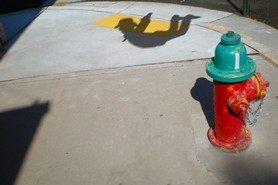 Hydranten die Schatten werfen.jpg